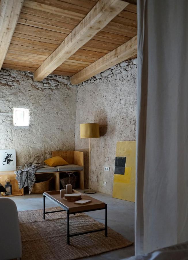 Can Tat, Loft In A Old Coach House Sant Jordi Desvalls ภายนอก รูปภาพ