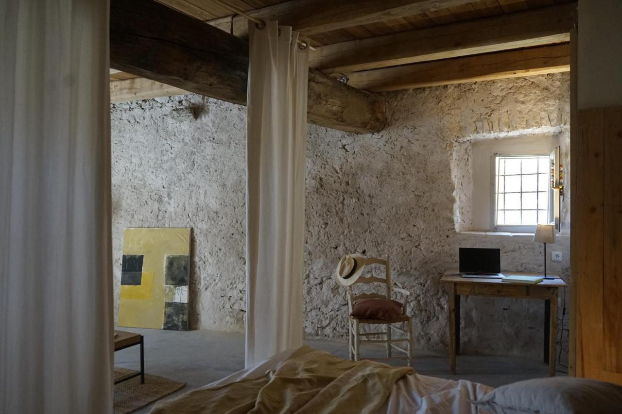 Can Tat, Loft In A Old Coach House Sant Jordi Desvalls ภายนอก รูปภาพ