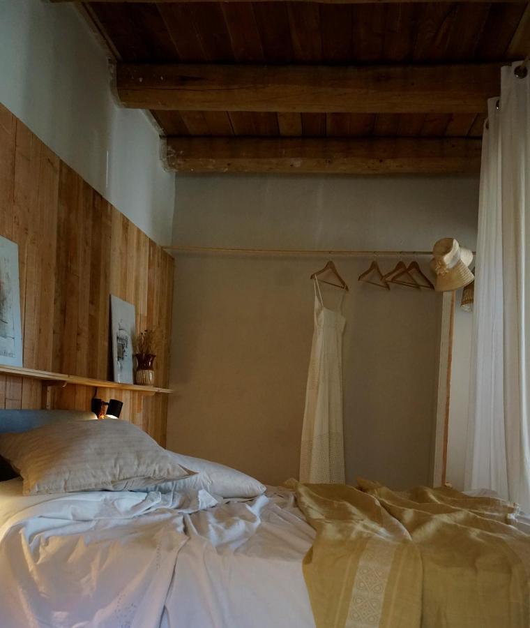 Can Tat, Loft In A Old Coach House Sant Jordi Desvalls ภายนอก รูปภาพ