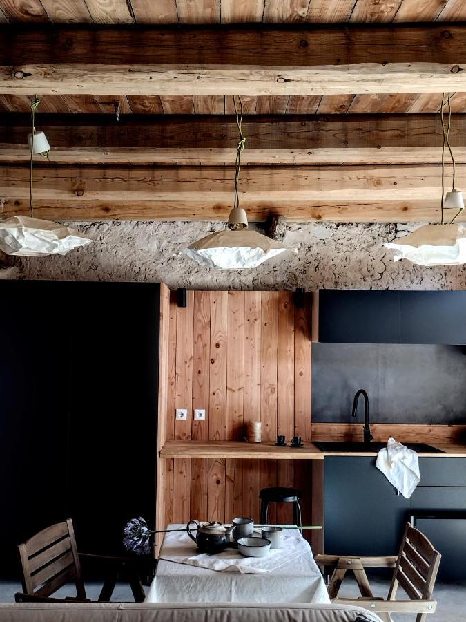 Can Tat, Loft In A Old Coach House Sant Jordi Desvalls ภายนอก รูปภาพ