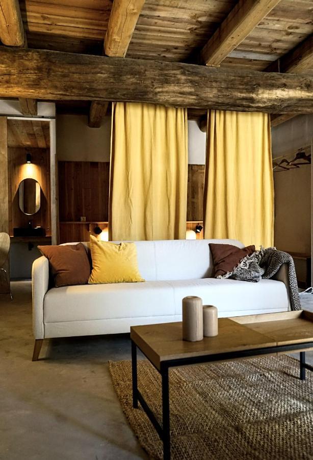 Can Tat, Loft In A Old Coach House Sant Jordi Desvalls ภายนอก รูปภาพ