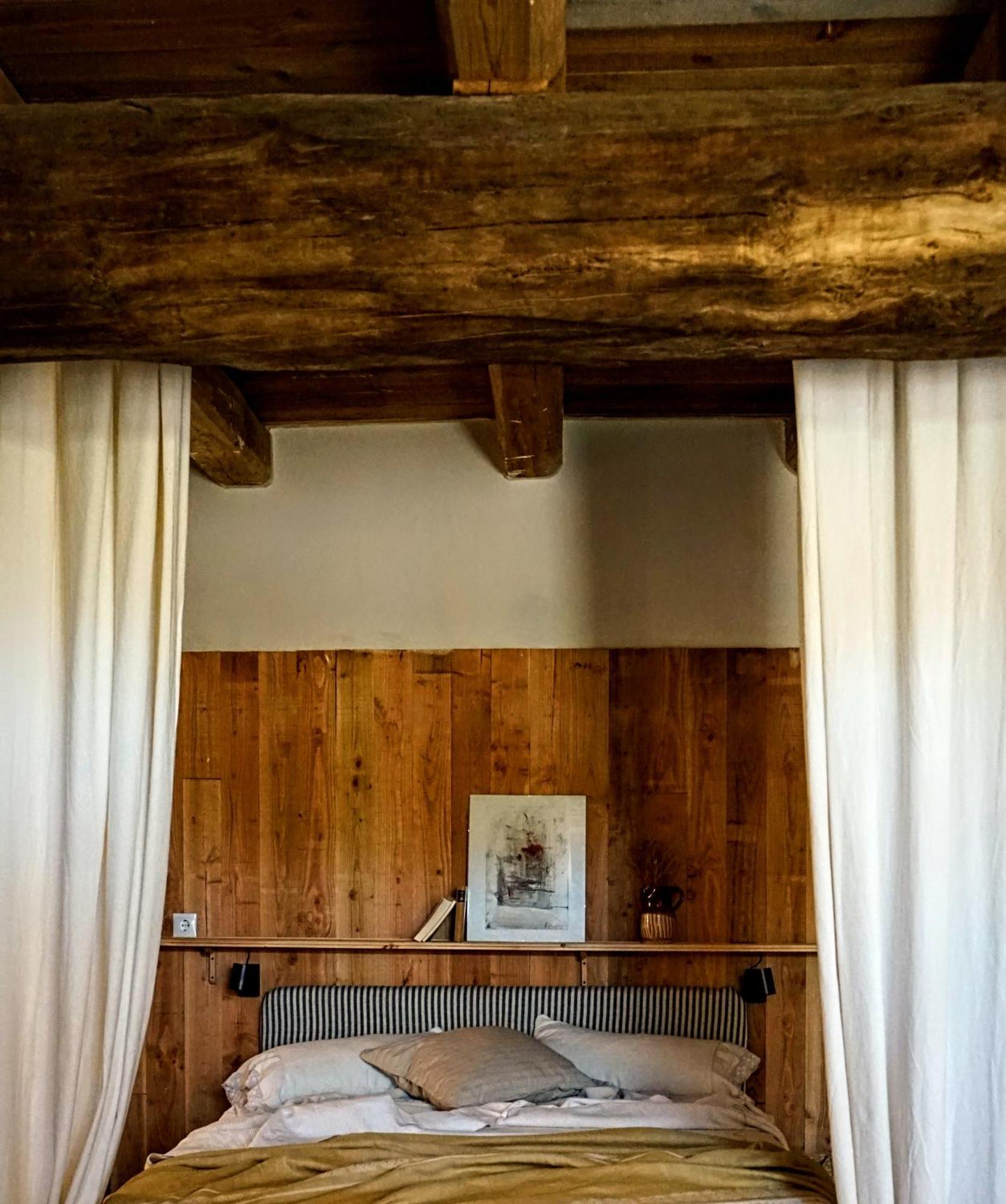 Can Tat, Loft In A Old Coach House Sant Jordi Desvalls ภายนอก รูปภาพ